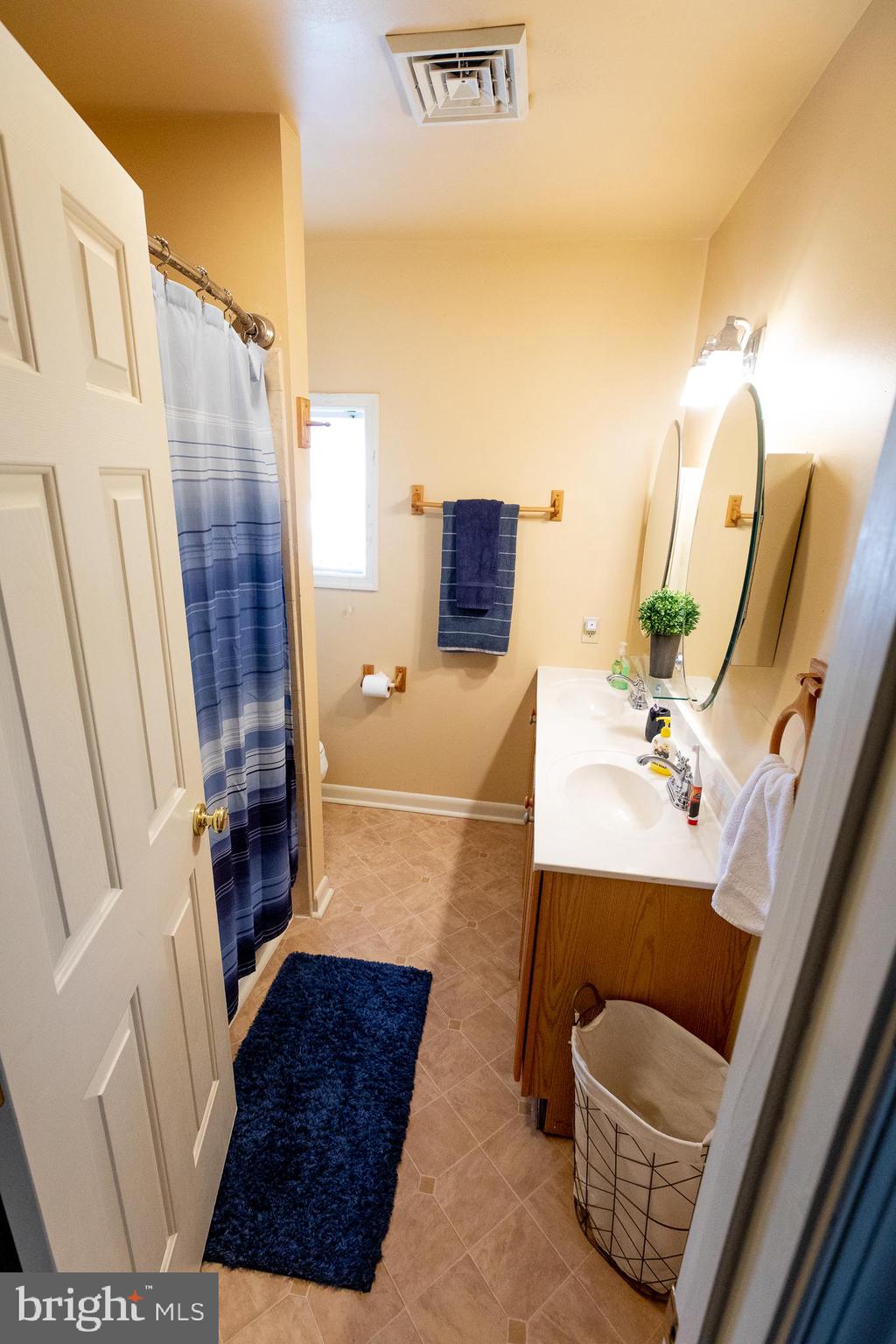 1810 Colonial Road Harrisburg, PA 17112 - Photo 27 of 37 Upstairs 2nd Full Bath