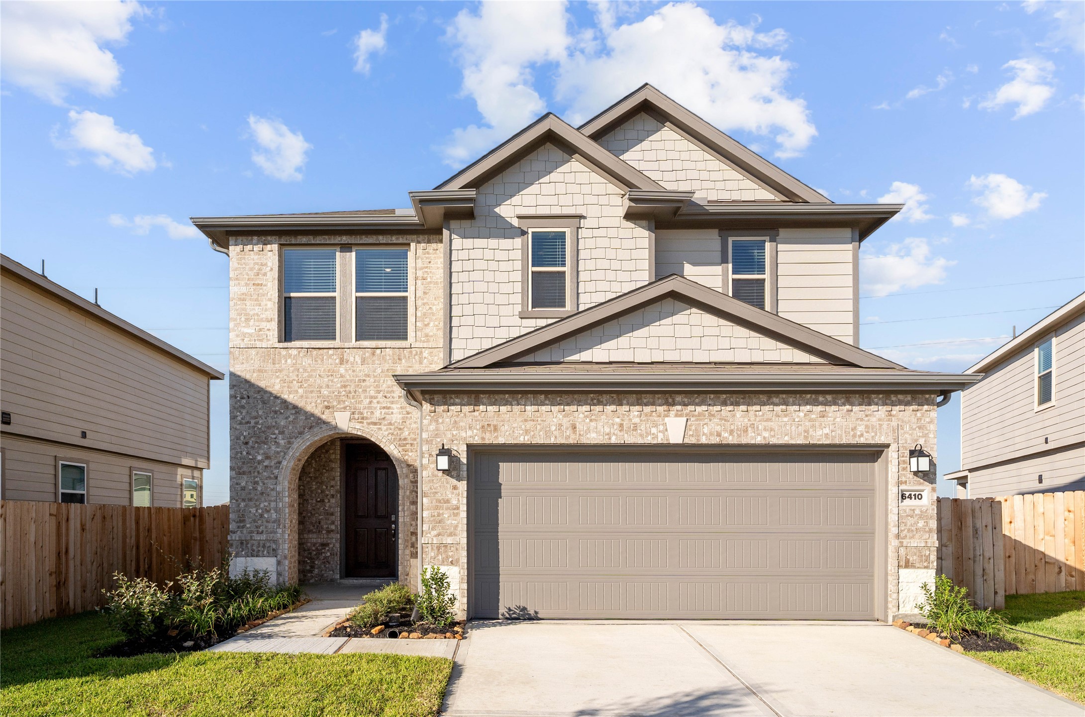 Welcome home to 6410 Kentfield Drive located in Glendale Lakes and zoned to Fort Bend ISD!