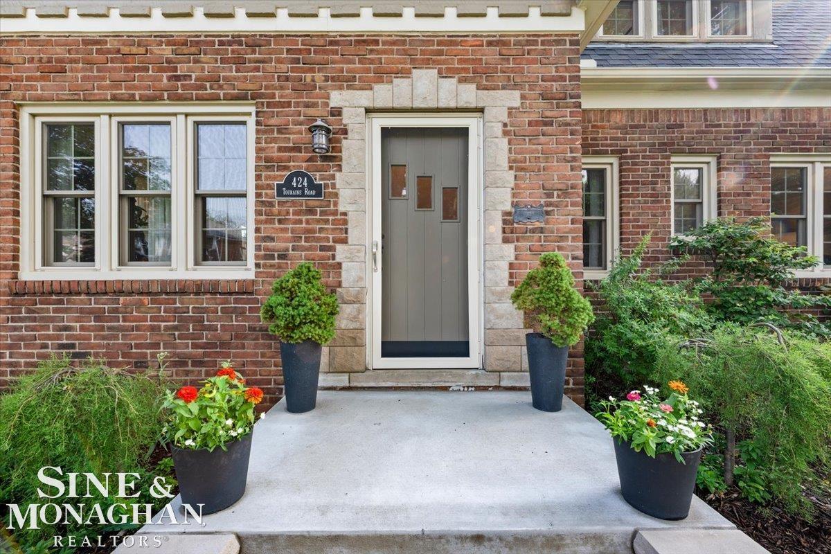424 Touraine Road Grosse Pointe, MI 48236 - Photo 3 of 46 50215211-7fe4a1d0-420b-4b61-9a6f-6a399d7cf837.JPG
