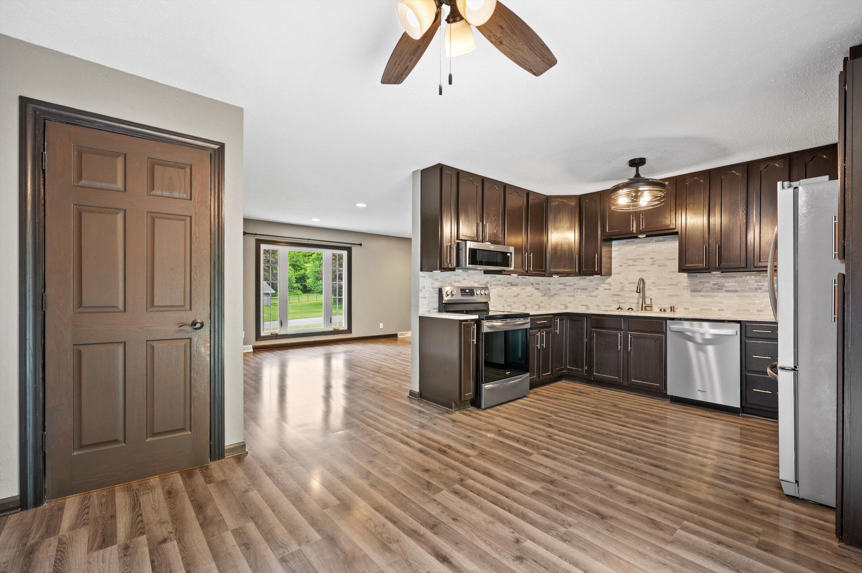 W284-n6506 Hawthorne Road Merton, WI 53029 - Photo 7 of 34 Spacious