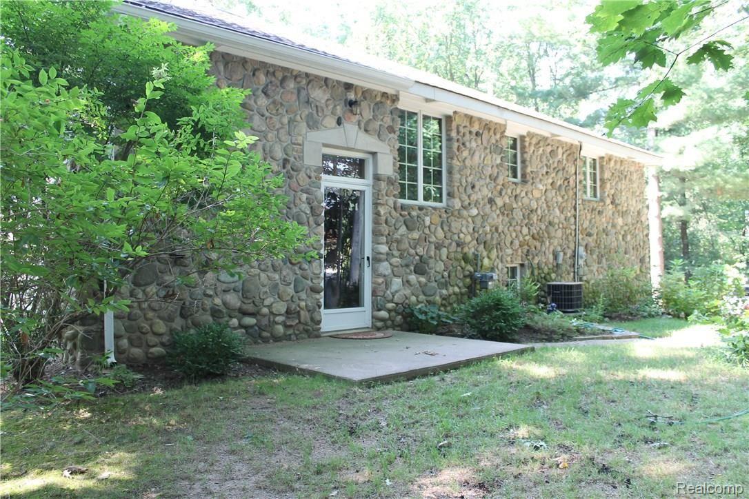 12142 County Line Road Ortonville, MI 48462 - Photo 2 of 33 IMG_0743.JPG