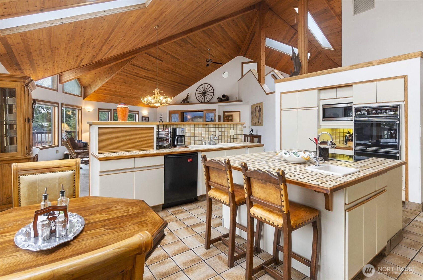 280 Surf Street Westport, WA 98595 - Photo 14 of 35 a kitchen that has a table and chairs in it