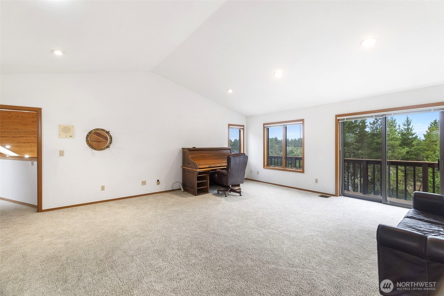 280 Surf Street Westport, WA 98595 - Photo 23 of 35 a view of a livingroom with furniture