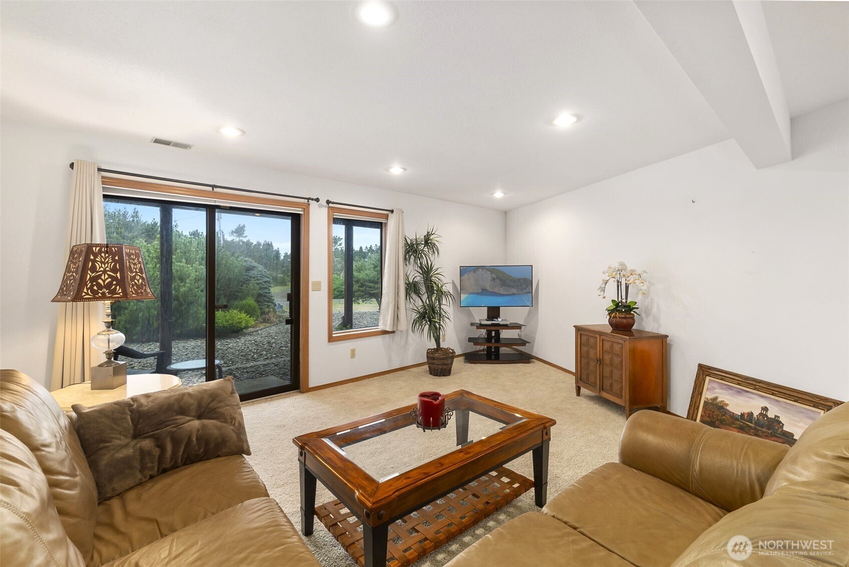 280 Surf Street Westport, WA 98595 - Photo 25 of 35 a living room with furniture and a large window