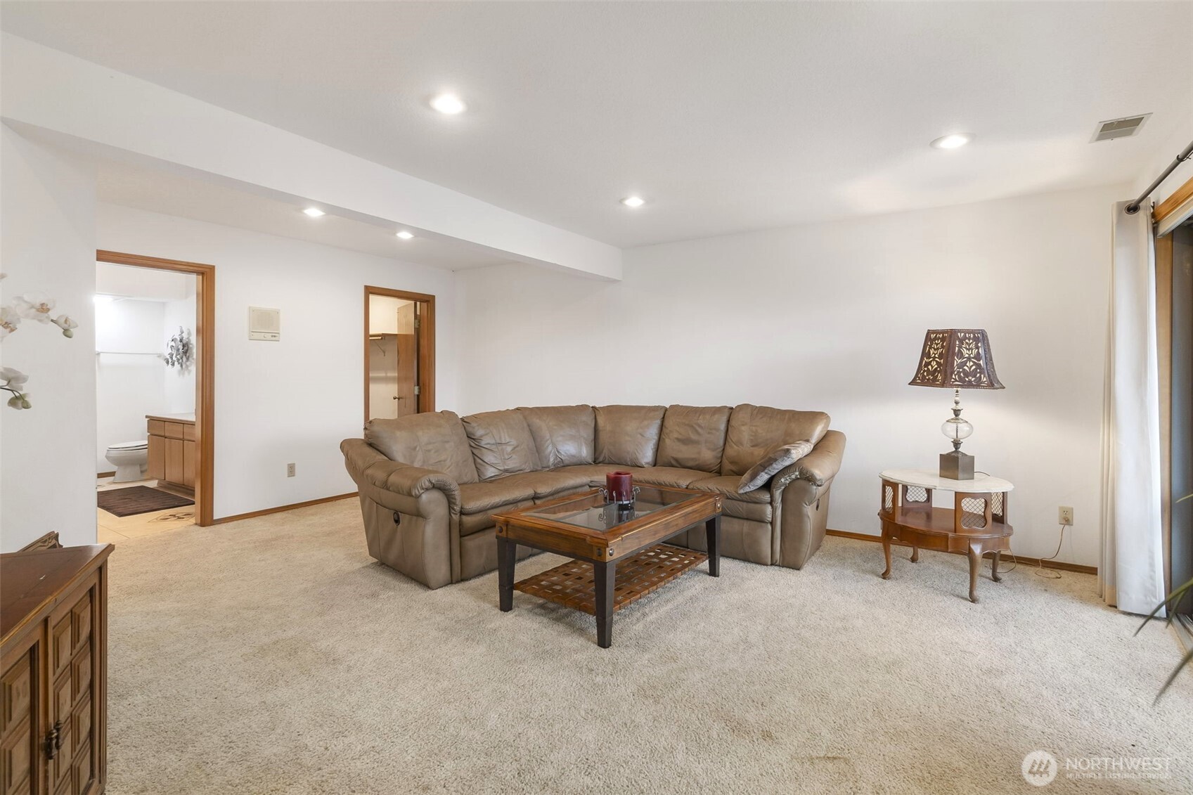 280 Surf Street Westport, WA 98595 - Photo 26 of 35 a living room with furniture and a lamp
