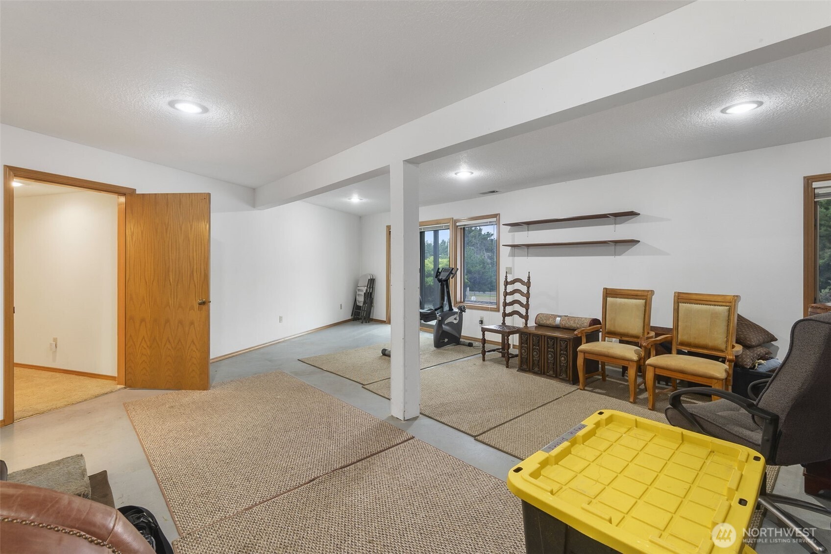 280 Surf Street Westport, WA 98595 - Photo 31 of 35 a living room with furniture
