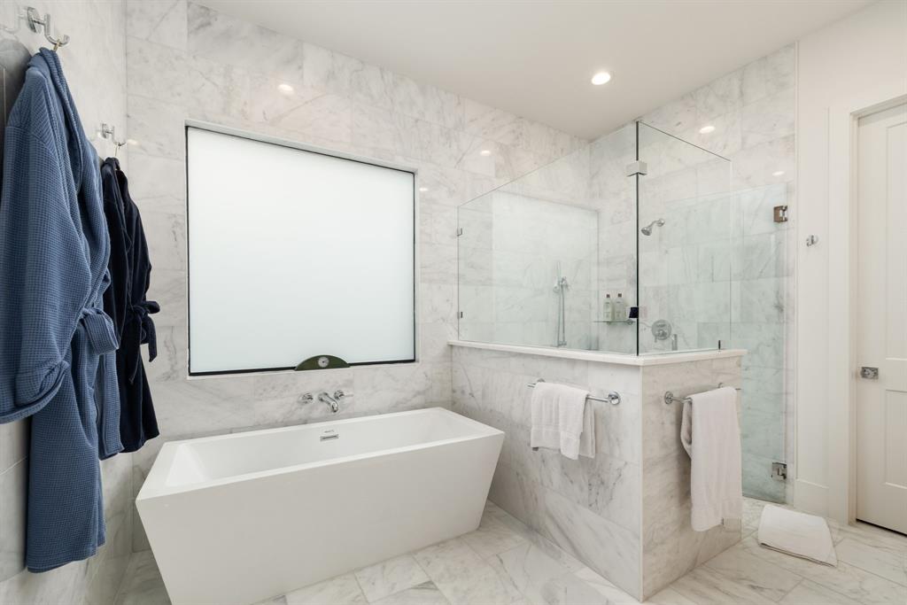 5019 Lark Lane Dallas, TX 75209 - Photo 14 of 32 a bathroom with a bathtub and a sink