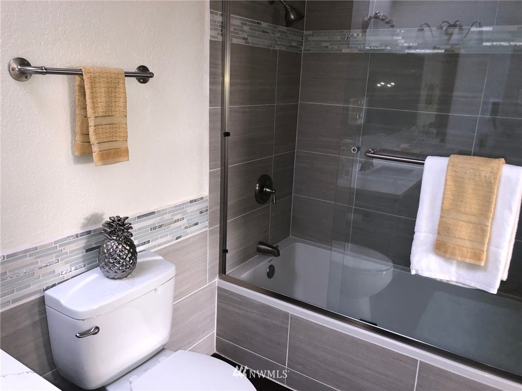 8438 Tillicum Road Southwest Seattle, WA 98136 - Photo 15 of 22 a bathroom with a bathtub sink and toilet