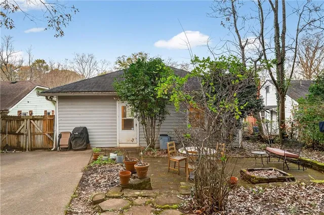 a view of a backyard