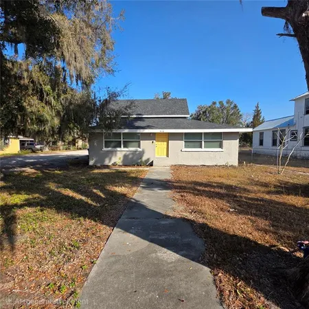 a view of a yard with an house in the background