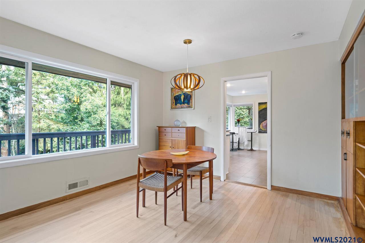 5533 Southwest Vermont Street Portland, OR 97219 - Photo 6 of 30