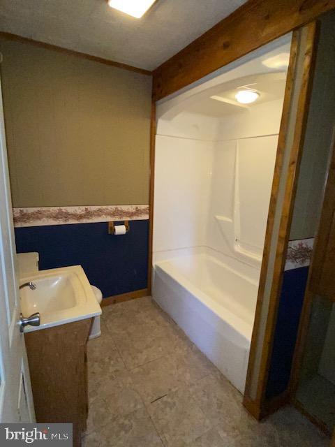 14074 2nd Street Mount Union, PA 17066 - Photo 22 of 35 a bathroom with a bathtub