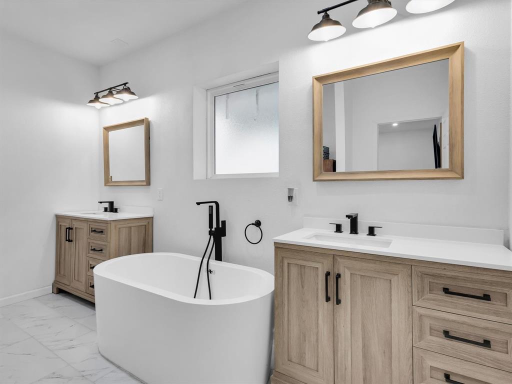 830 Louis Scherer Road Weatherford, TX 76088 - Photo 23 of 36 a bathroom with a bathtub a sink and mirror