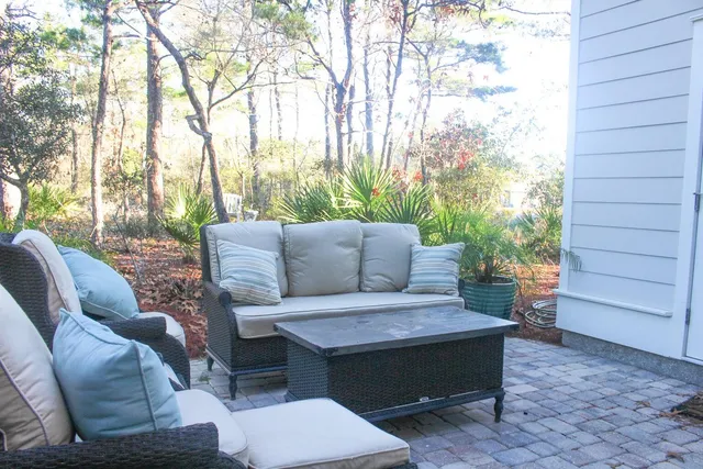 a view of the building of the front side of a house