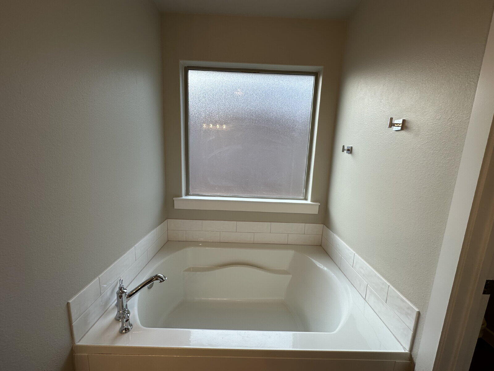 2005 135th Street Lubbock, TX 79423 - Photo 6 of 13 a bathroom with a bathtub