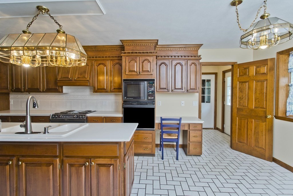 130 Bridle Path Road Chicopee, MA 01013 - Photo 8 of 38