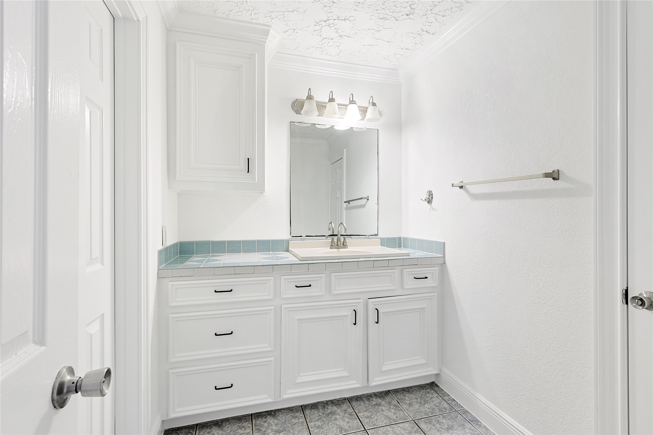 8502 Detroit Street, Unit D Houston, TX 77017 - Photo 13 of 23 2nd Bathroom