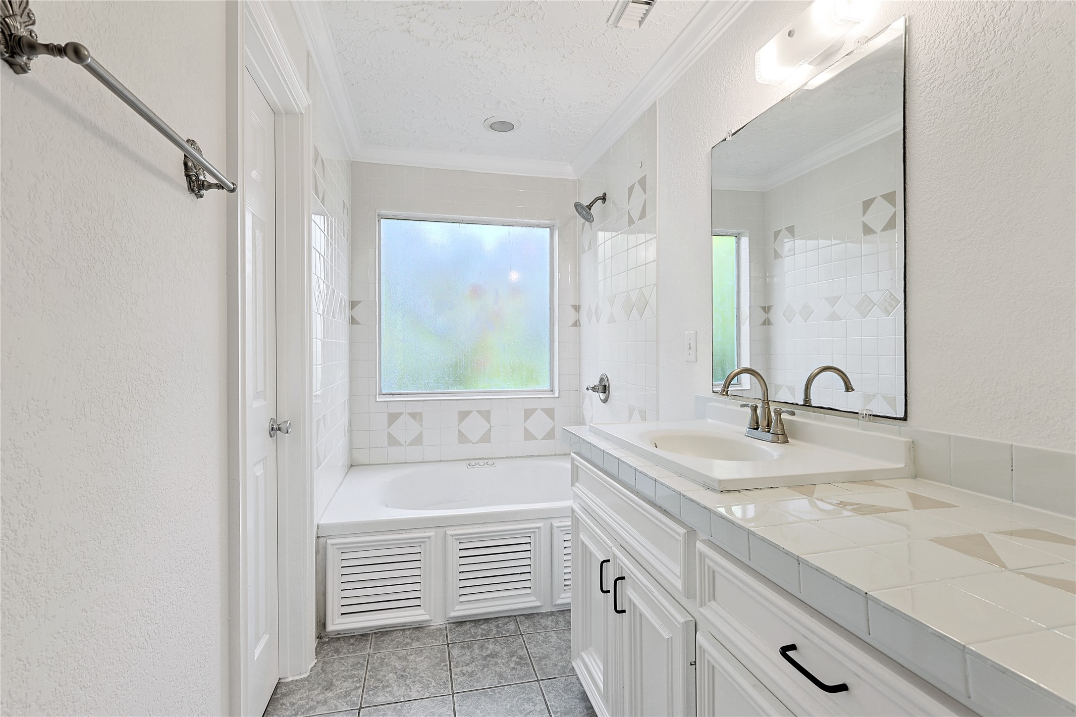 8502 Detroit Street, Unit D Houston, TX 77017 - Photo 18 of 23 Primary Bathroom