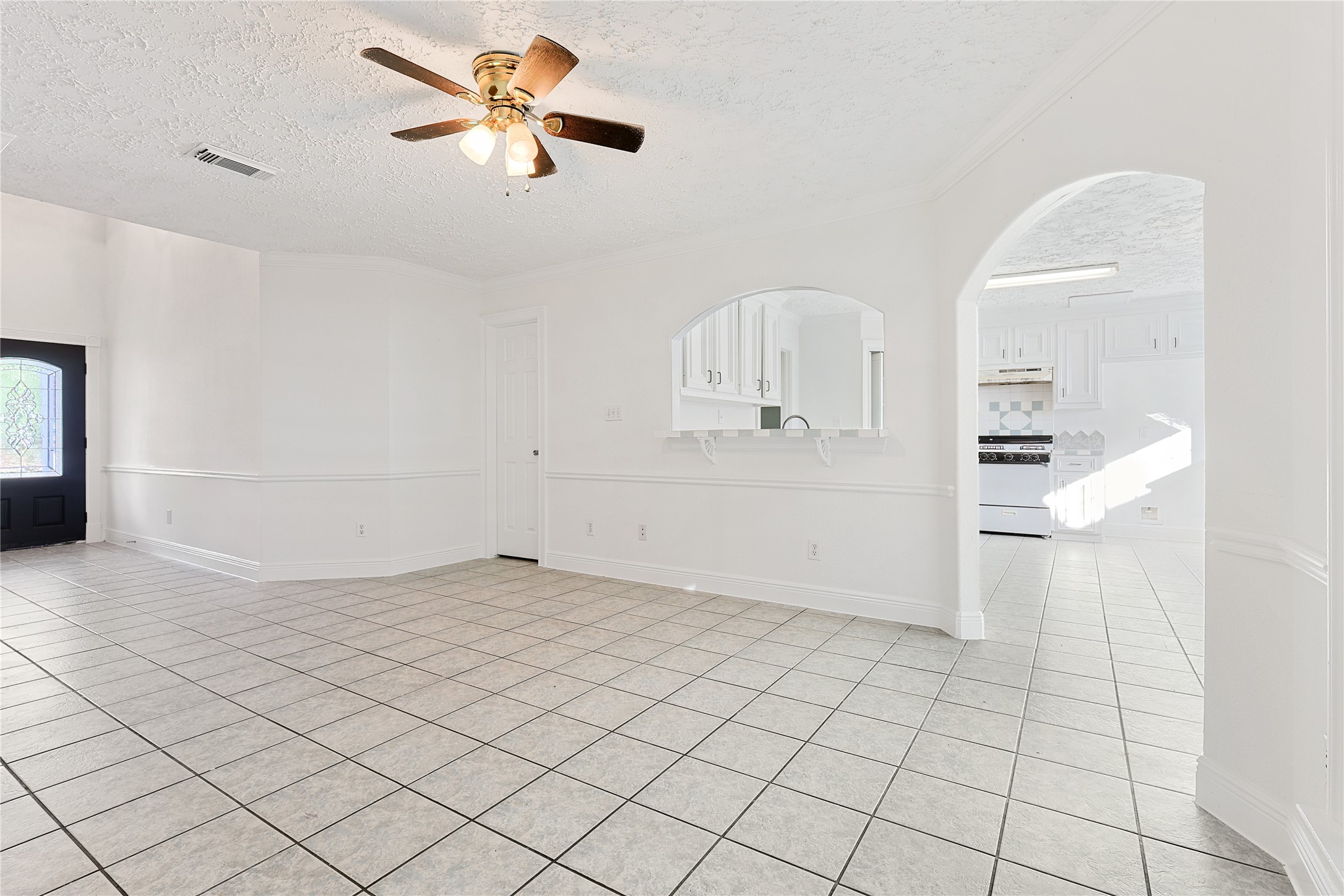 8502 Detroit Street, Unit D Houston, TX 77017 - Photo 5 of 23 Living room
