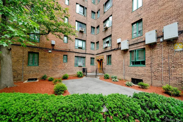 $345,000 | 14 Metropolitan Ovl, Unit 8G | Parkchester