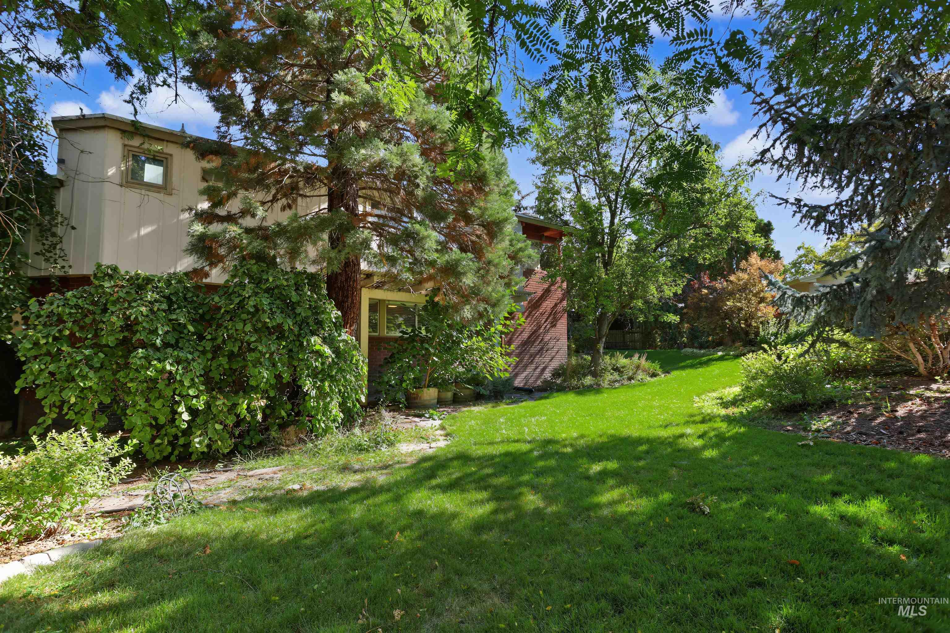 508 East Elm Avenue Parma, ID 83660 - Photo 42 of 50 Expansive rear yard featuring a manicured lawn, established landscaping, and mature trees