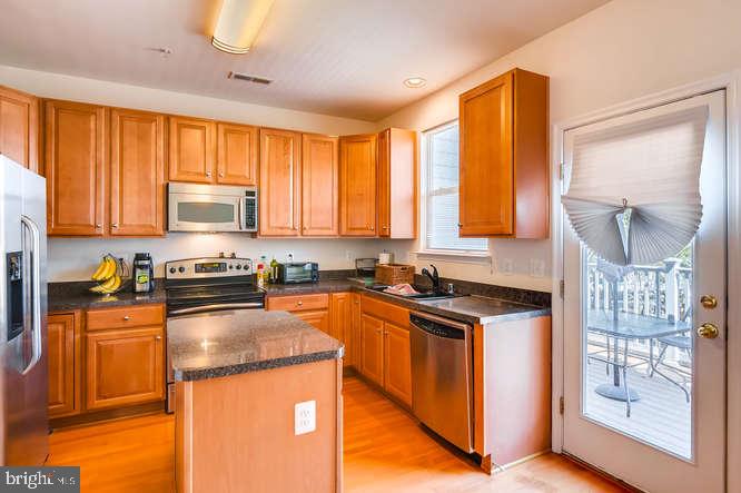 113 South Exeter Street, Unit 177 Baltimore, MD 21202 - Photo 2 of 30 Kitchen with center island