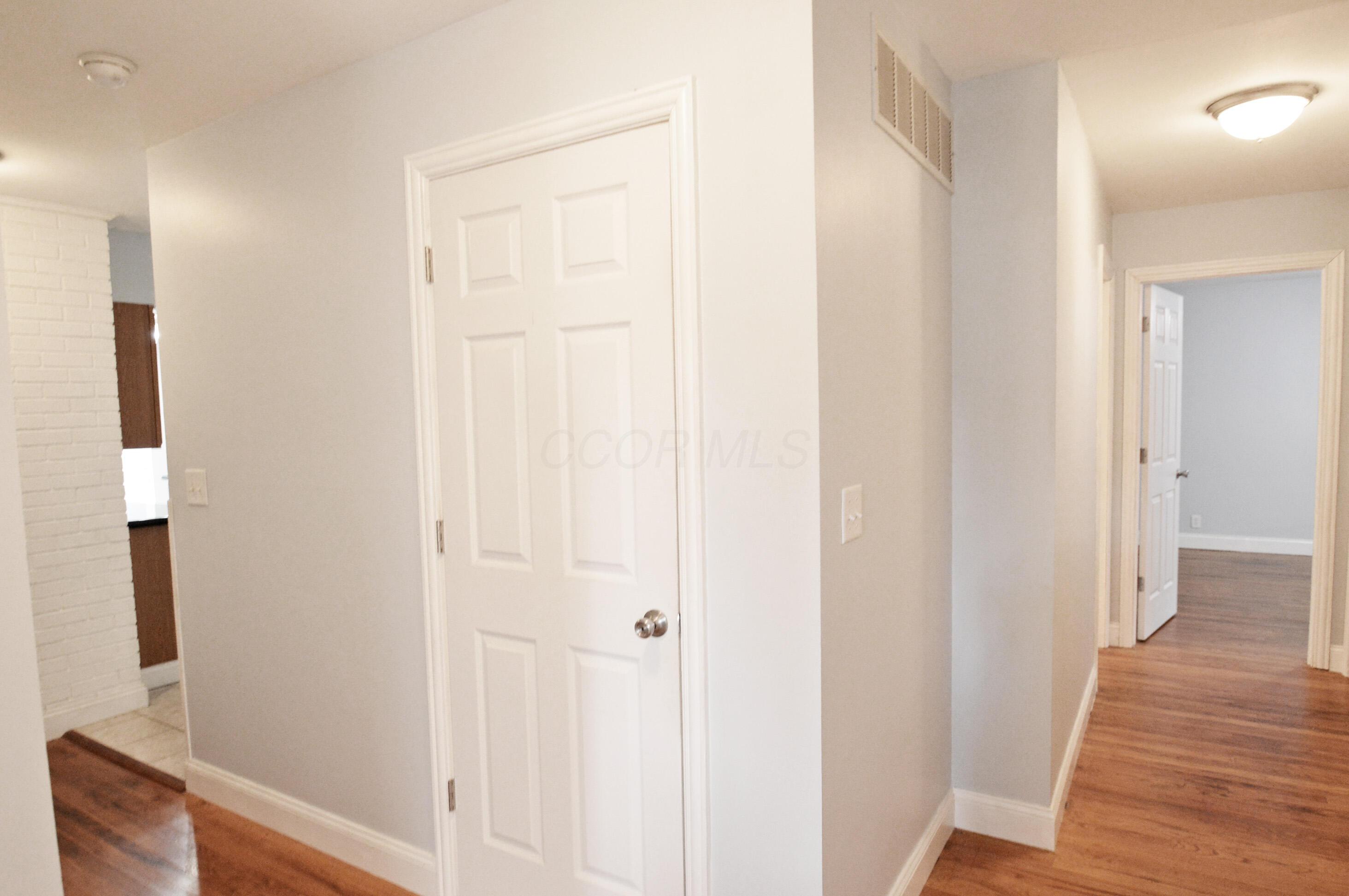 5138 Roberts Road Hilliard, OH 43026 - Photo 17 of 35 Hallway