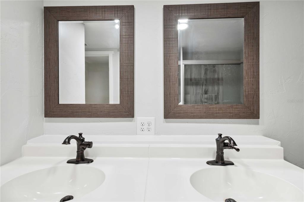 113 West Noble Avenue Bushnell, FL 33513 - Photo 29 of 56 a bathroom with a sink and mirror