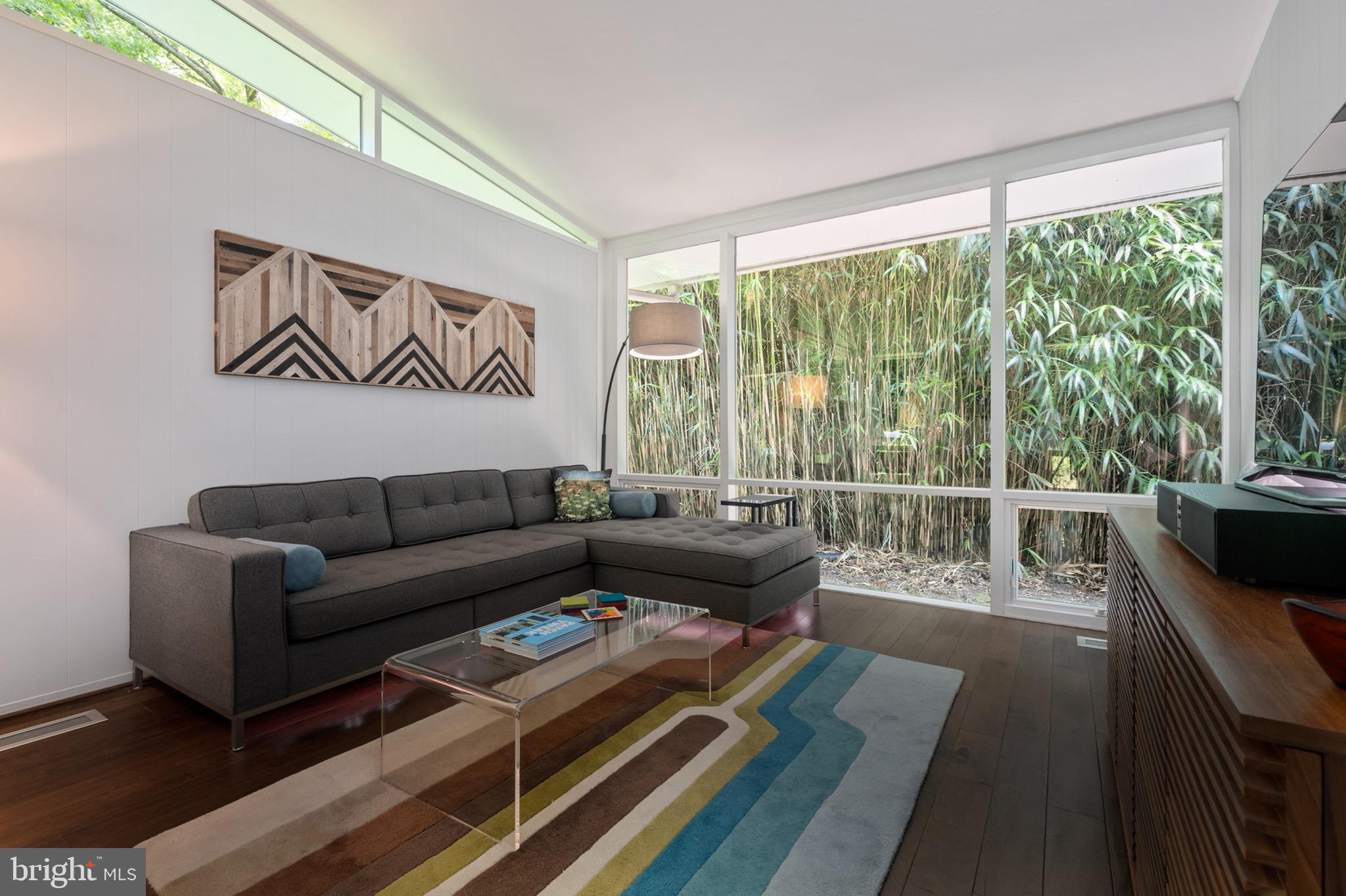 7708 Elba Road Alexandria, VA 22306 - Photo 16 of 50 Living room