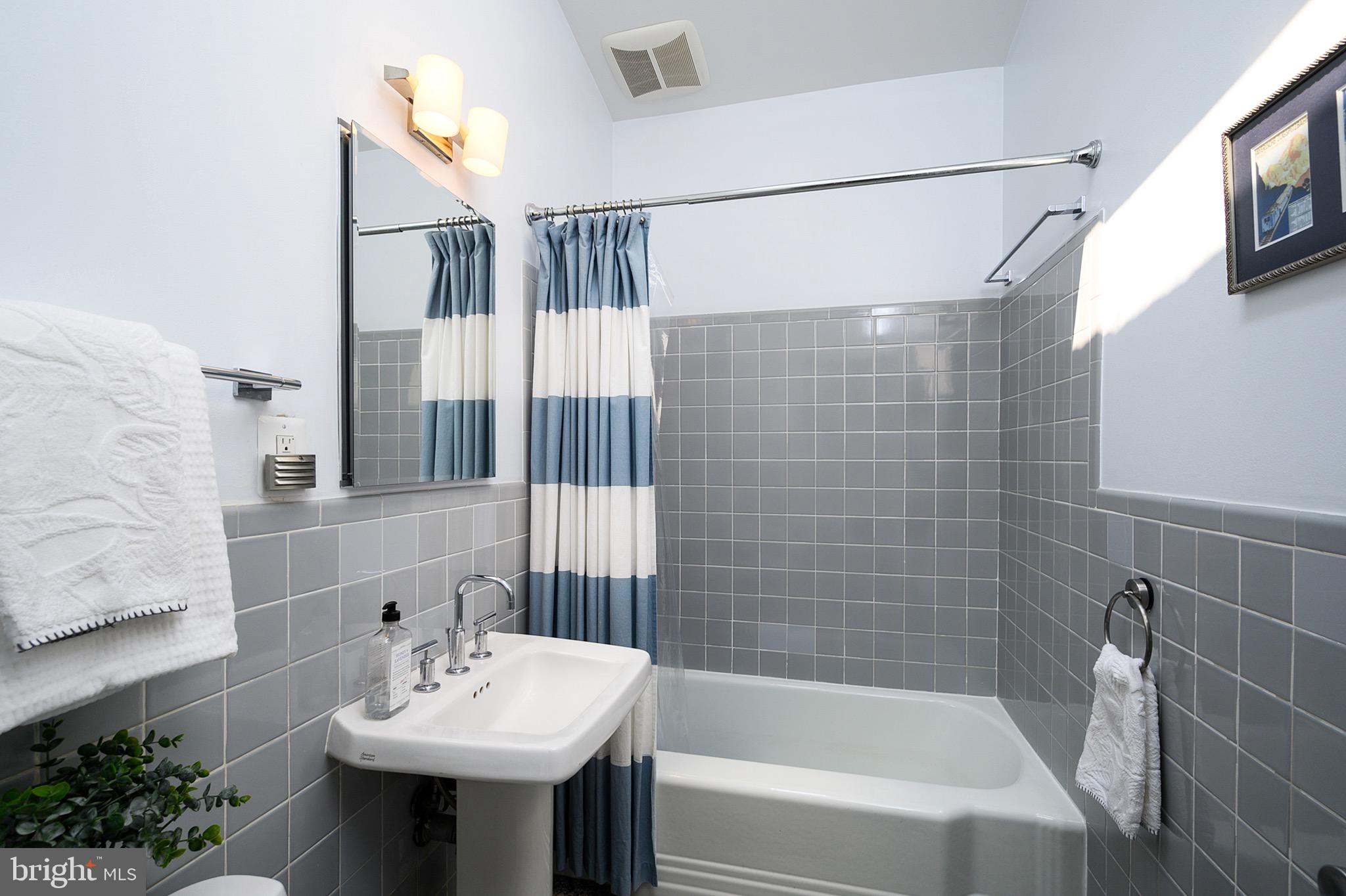 7708 Elba Road Alexandria, VA 22306 - Photo 37 of 50 Second Full bath with skylight