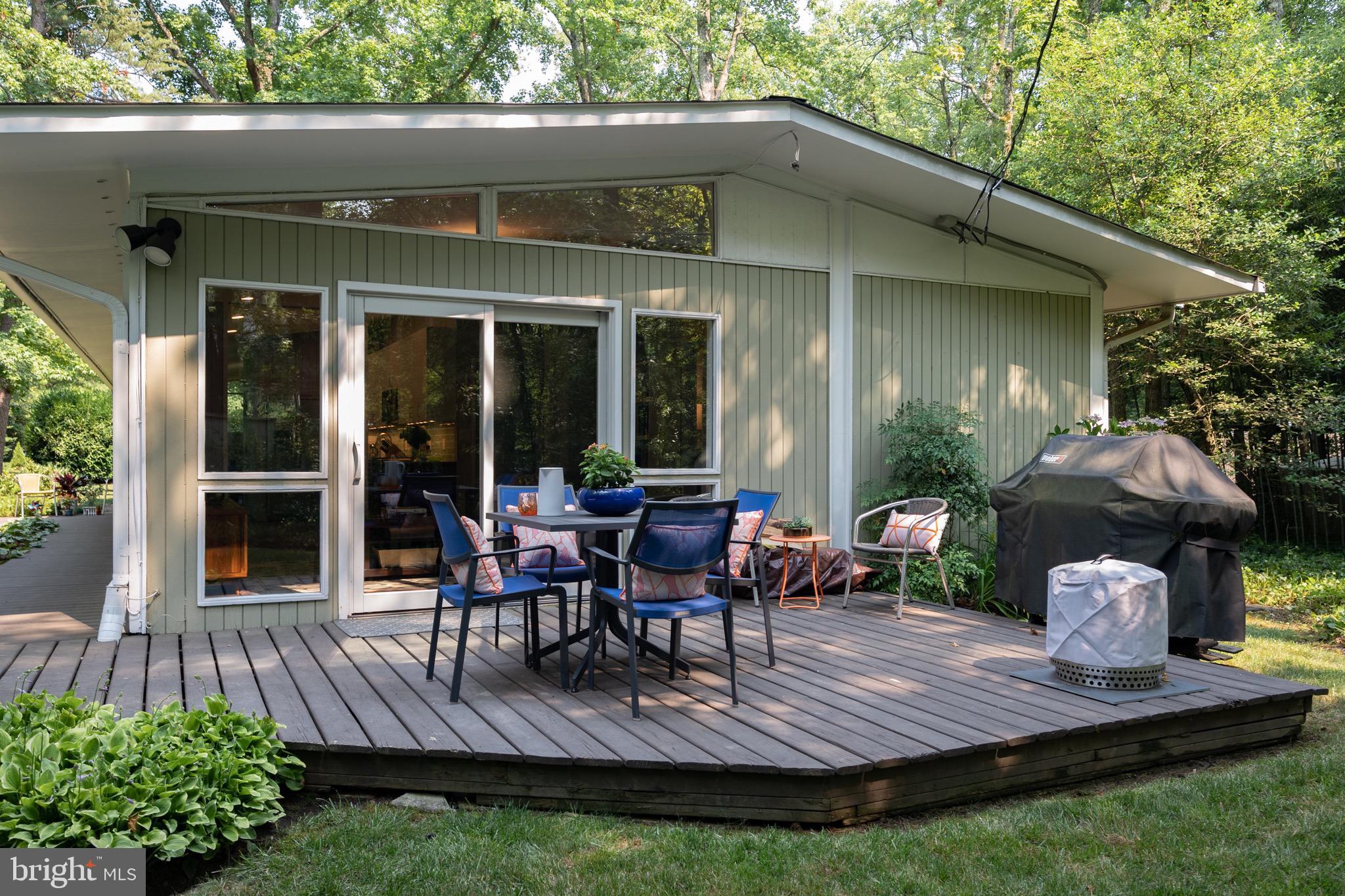 7708 Elba Road Alexandria, VA 22306 - Photo 39 of 50 Side Patio