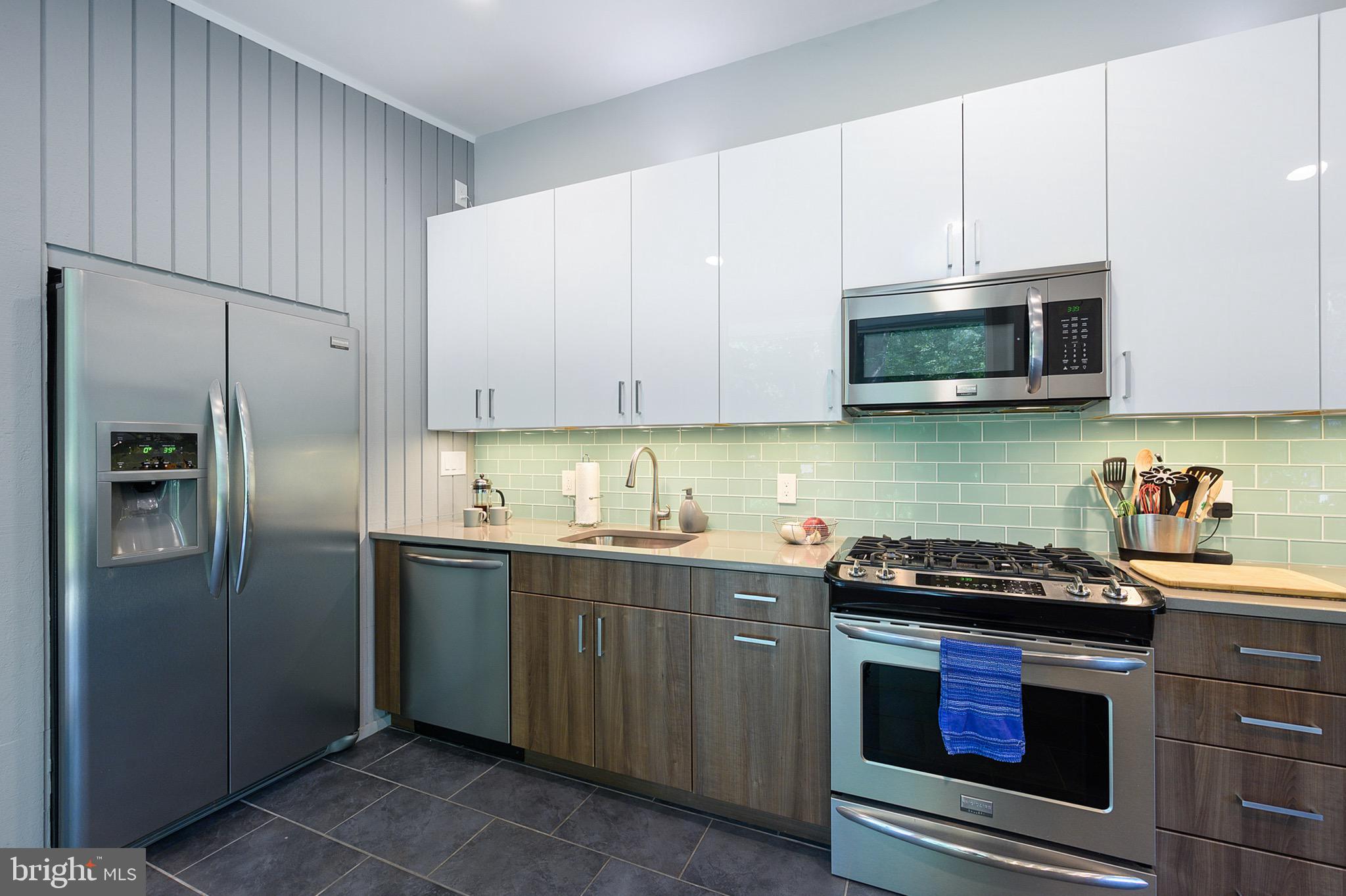 7708 Elba Road Alexandria, VA 22306 - Photo 7 of 50 Two-tone cabinets with Silestone counters