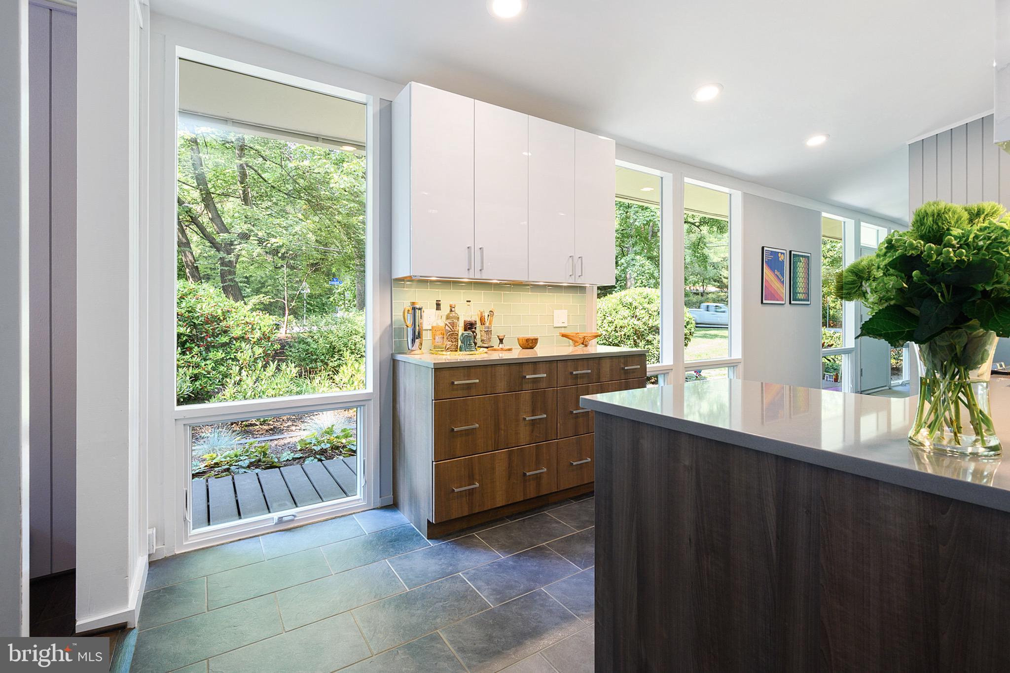 7708 Elba Road Alexandria, VA 22306 - Photo 10 of 50 Side cabinets/ bar area