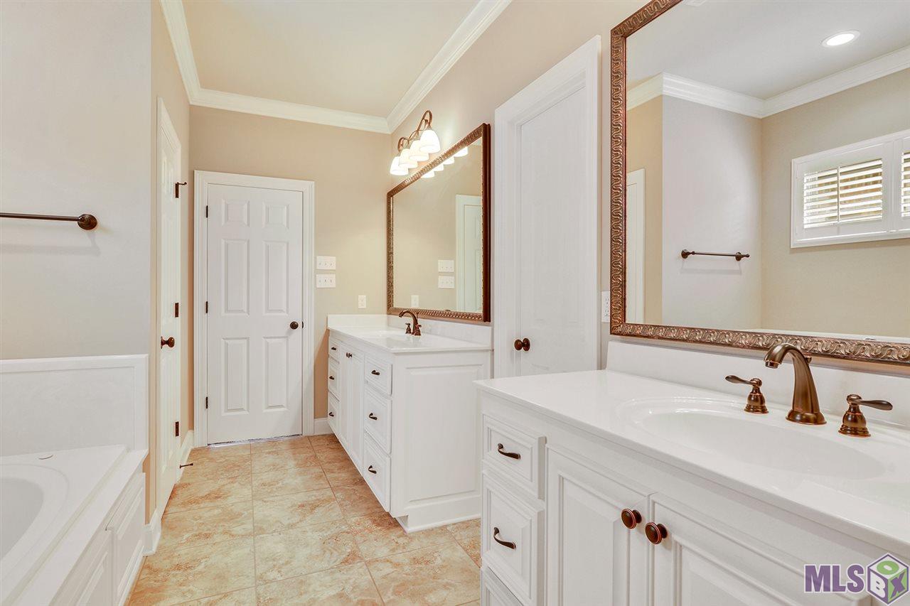 3226 Pine Grove Drive Baton Rouge, LA 70816 - Photo 8 of 17 Master Bath