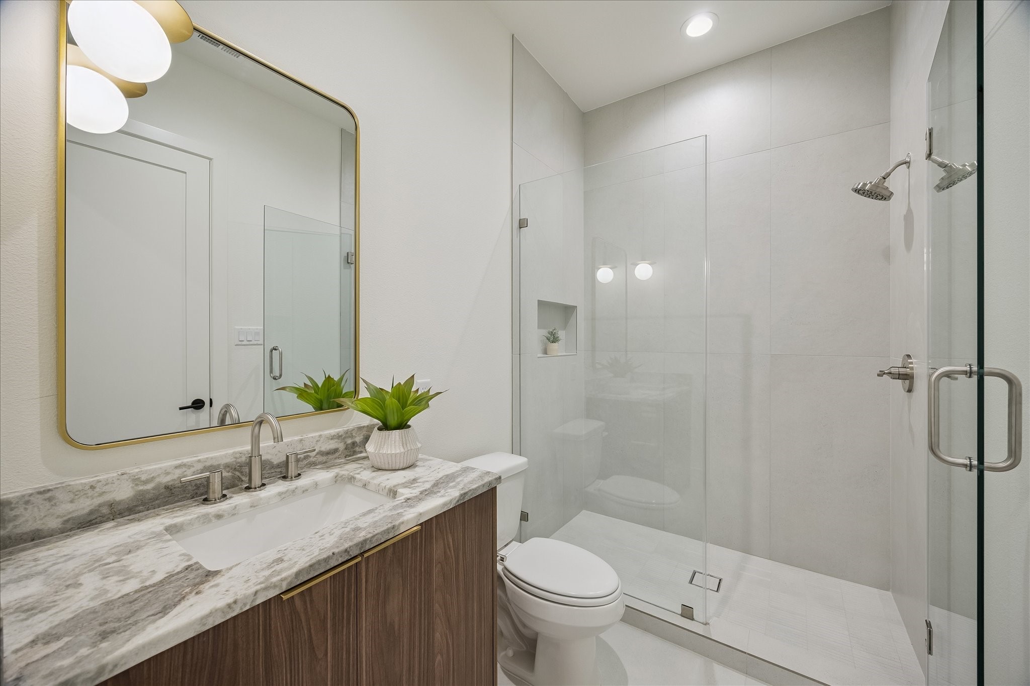 122 East 4th Street Houston, TX 77007 - Photo 30 of 38 En-suite bath #4