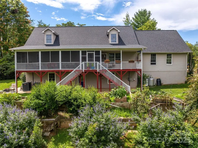 a view of a tennis court