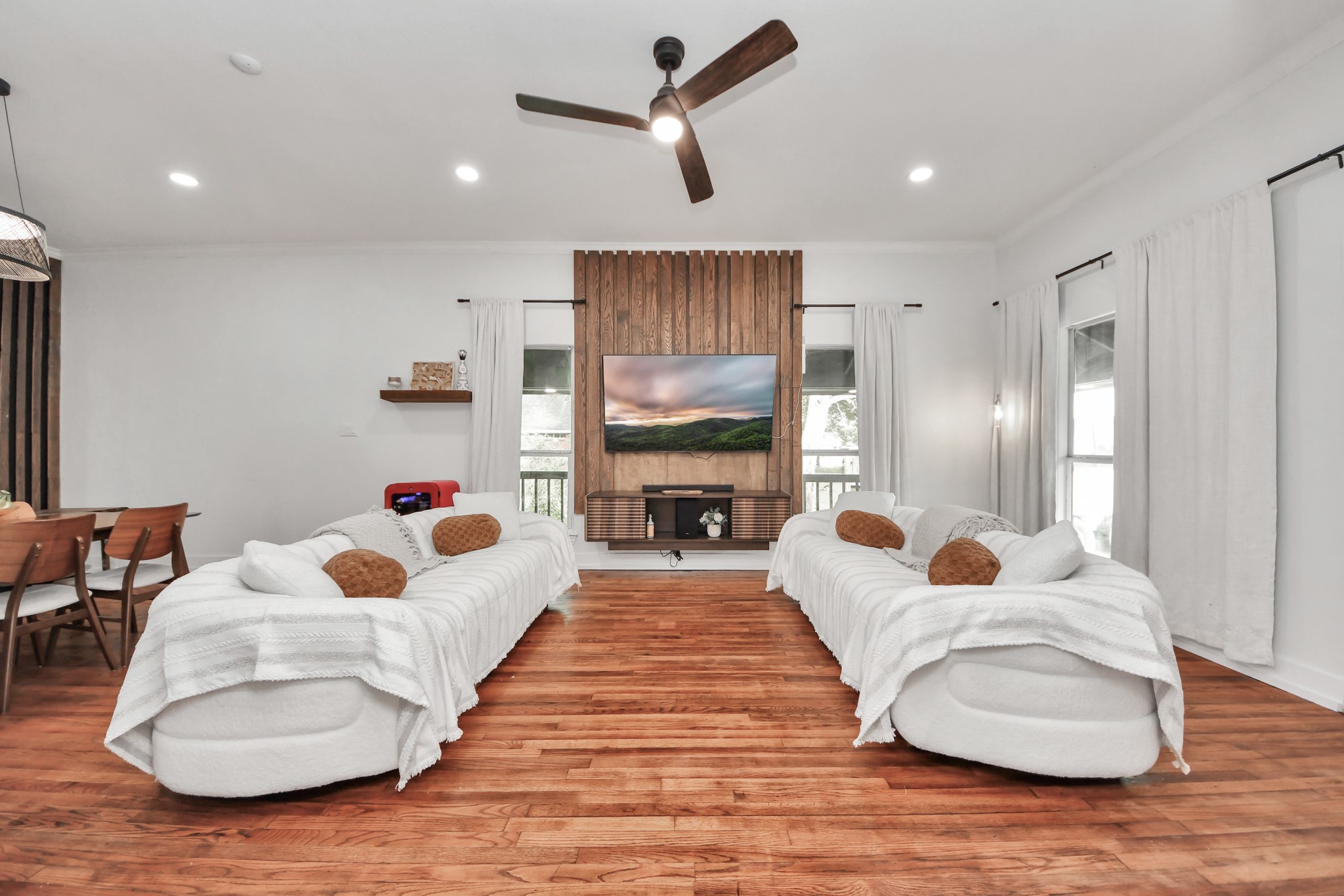 6833 Stonehaven Way Houston, TX 77085 - Photo 2 of 23 a bed room with furniture and a chandelier