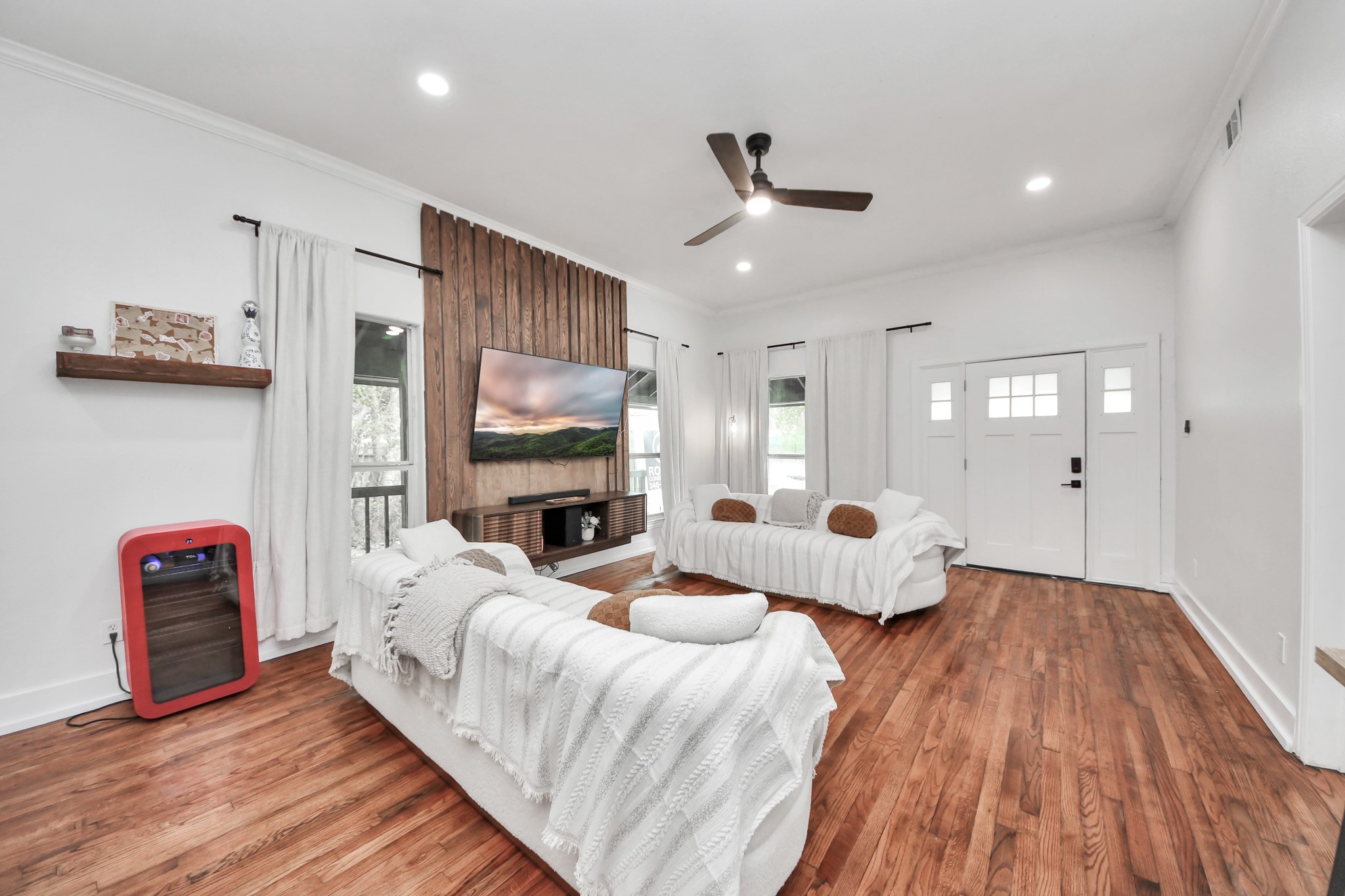 6833 Stonehaven Way Houston, TX 77085 - Photo 9 of 23 a living room with furniture and a flat screen tv