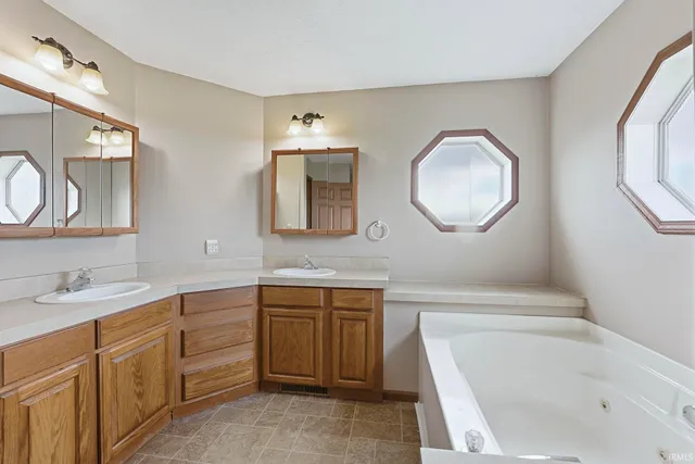 $275,000 | 19515 Carter Lane, New Paris, IN 46553