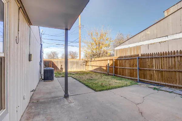 a view of a backyard