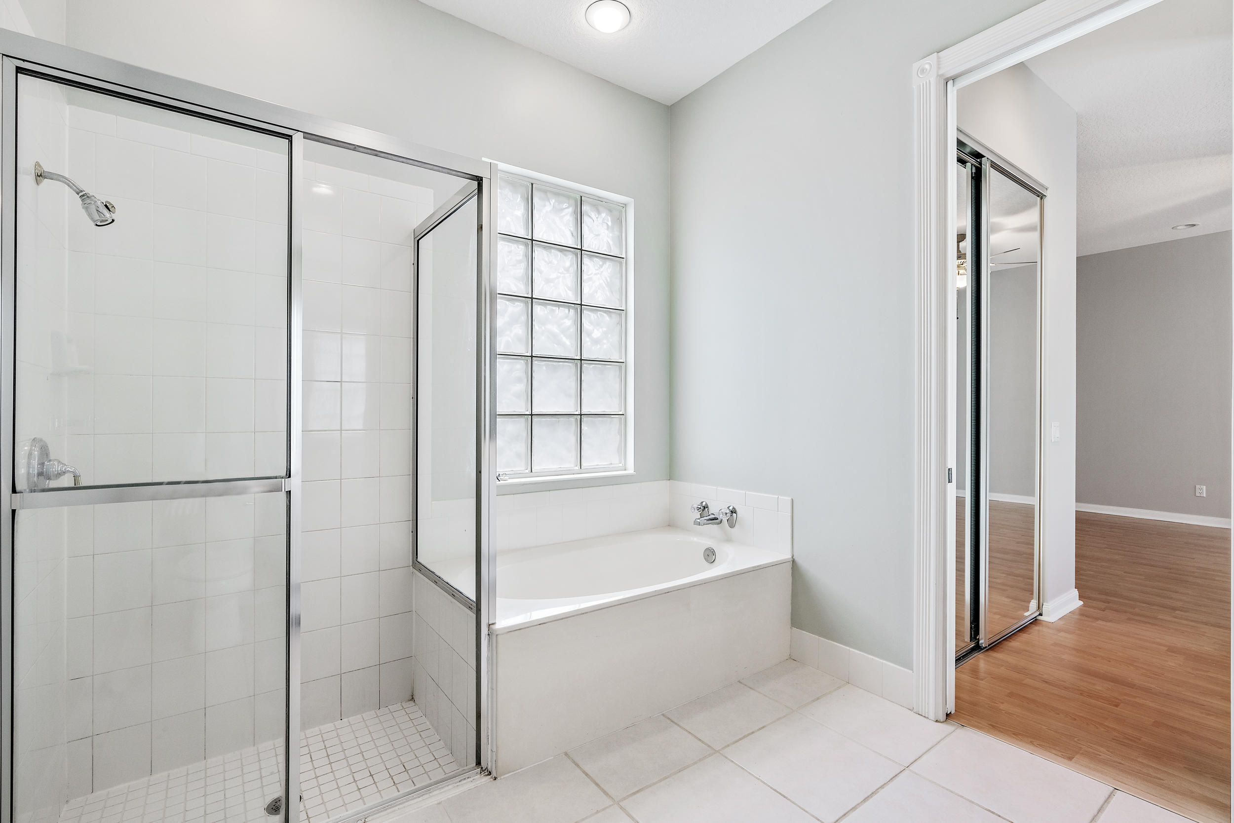 113 Rockingham Road Jupiter, FL 33458 - Photo 16 of 39 Master Shower & Tub