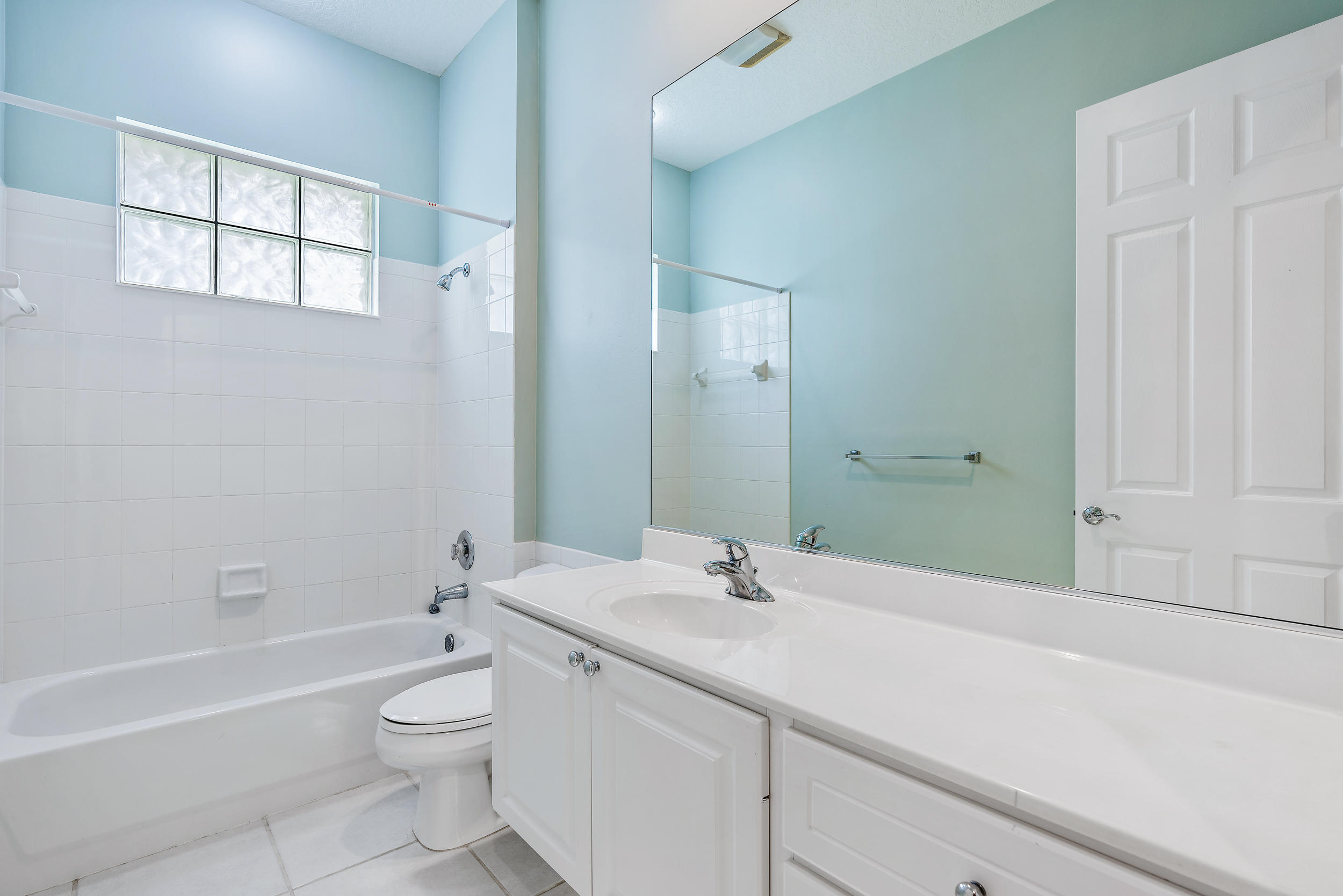113 Rockingham Road Jupiter, FL 33458 - Photo 19 of 39 Bathroom 2