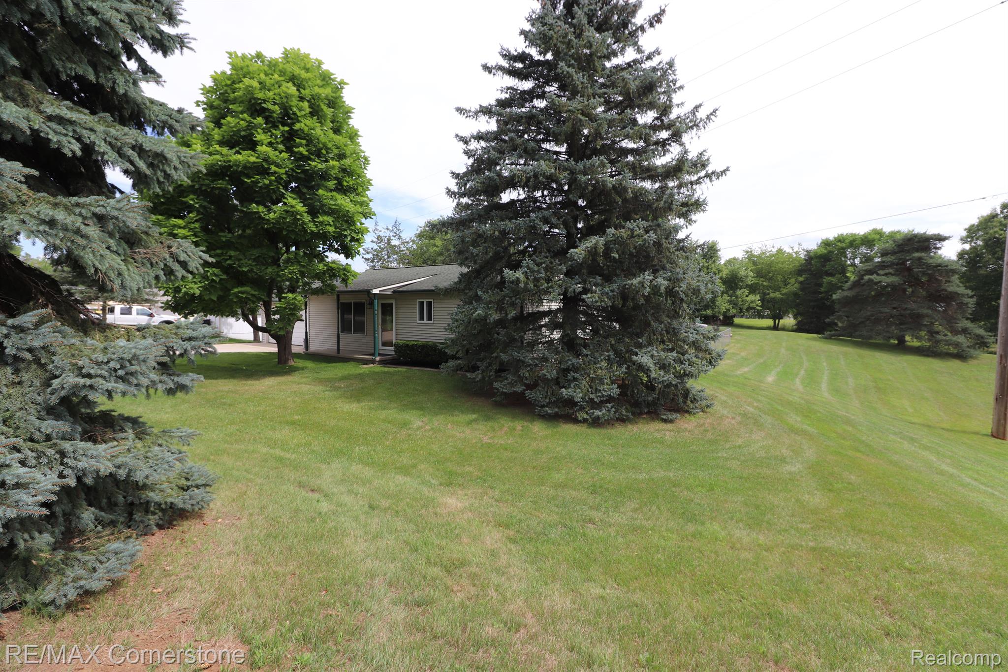 951 Old Plank Road Milford, MI 48381 - Photo 22 of 26 Side of home