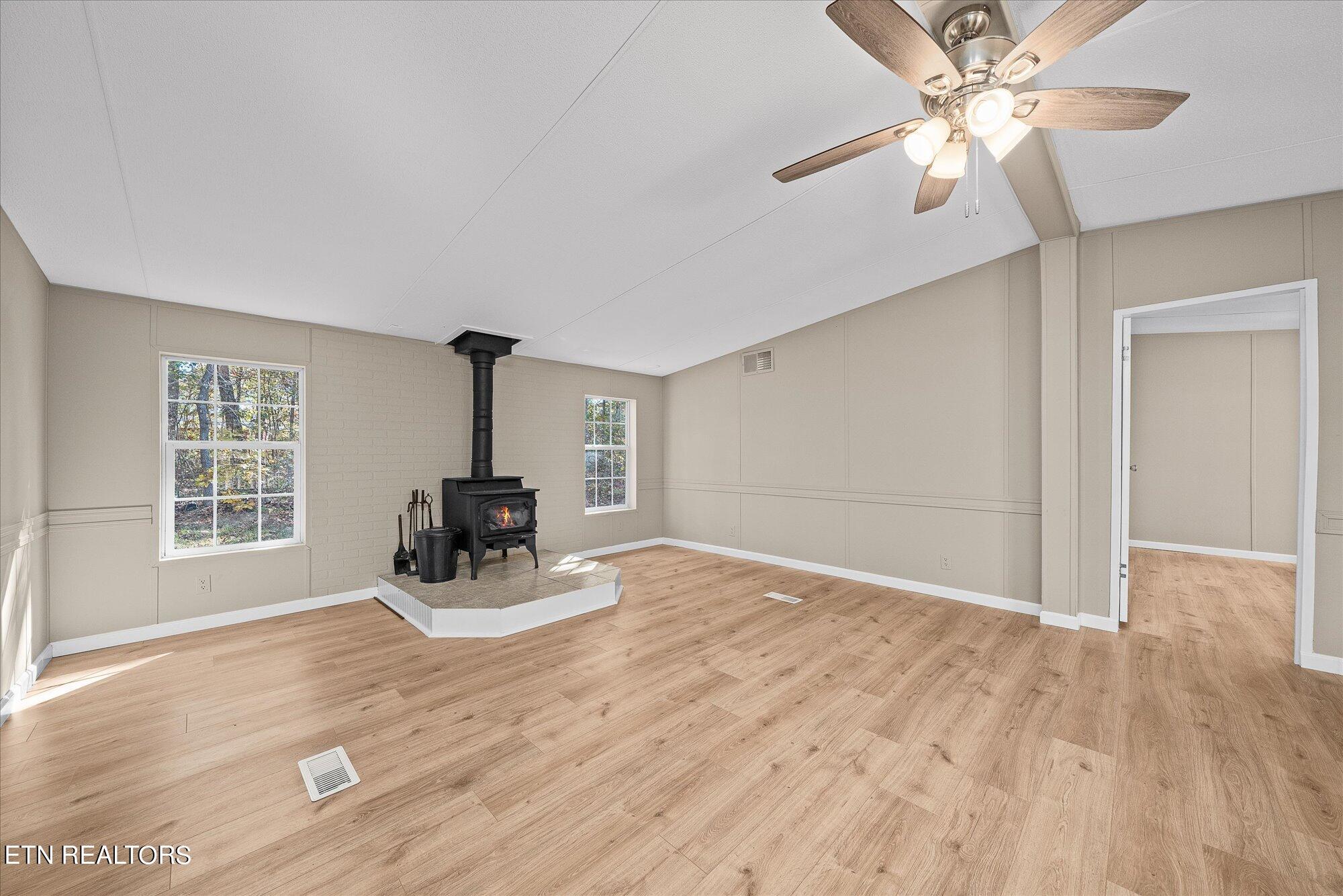 570 Tom Welch Road Crossville, TN 38571 - Photo 7 of 36 Living Room