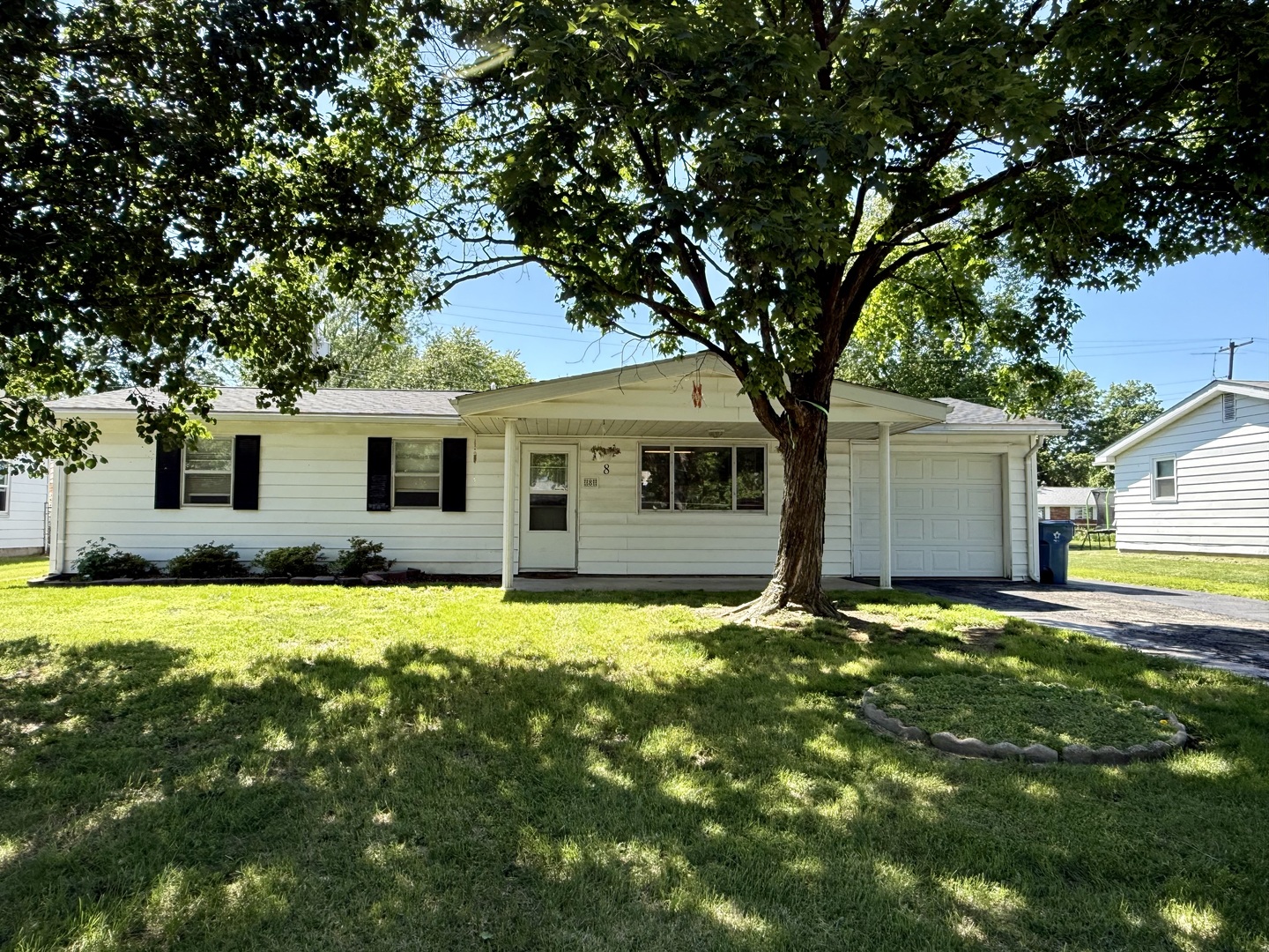 8 East Crownview Mount Vernon, IL 62864 - Photo 1 of 27 front view of a house with a yard