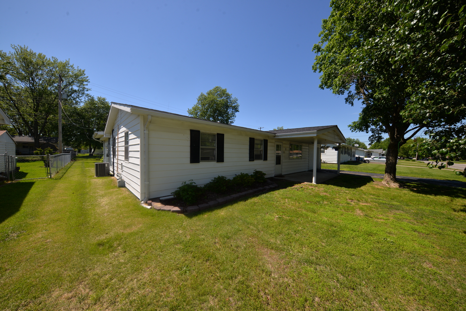 8 East Crownview Mount Vernon, IL 62864 - Photo 2 of 27 a view of a backyard of the house