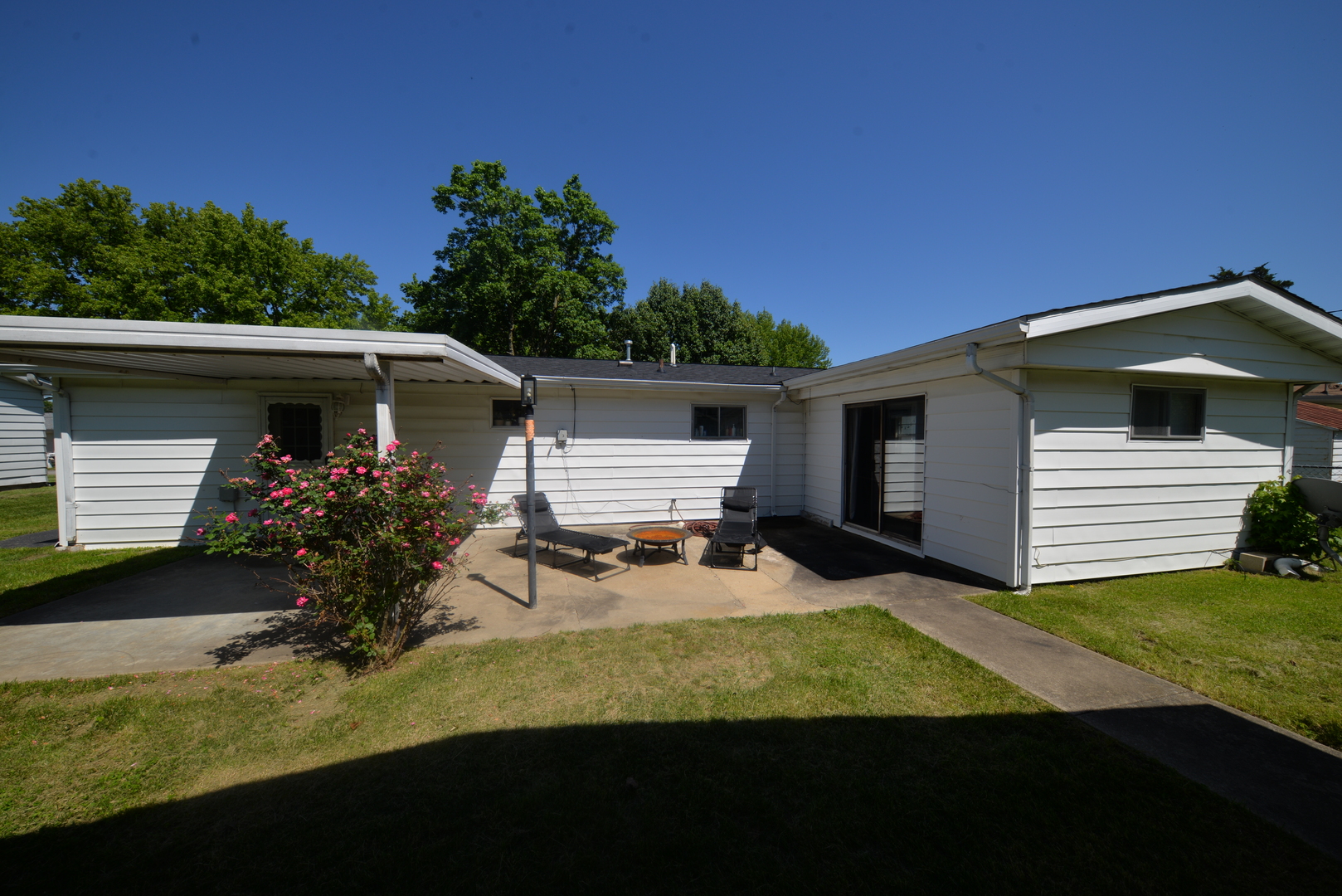 8 East Crownview Mount Vernon, IL 62864 - Photo 4 of 27 a view of a house with backyard and garden