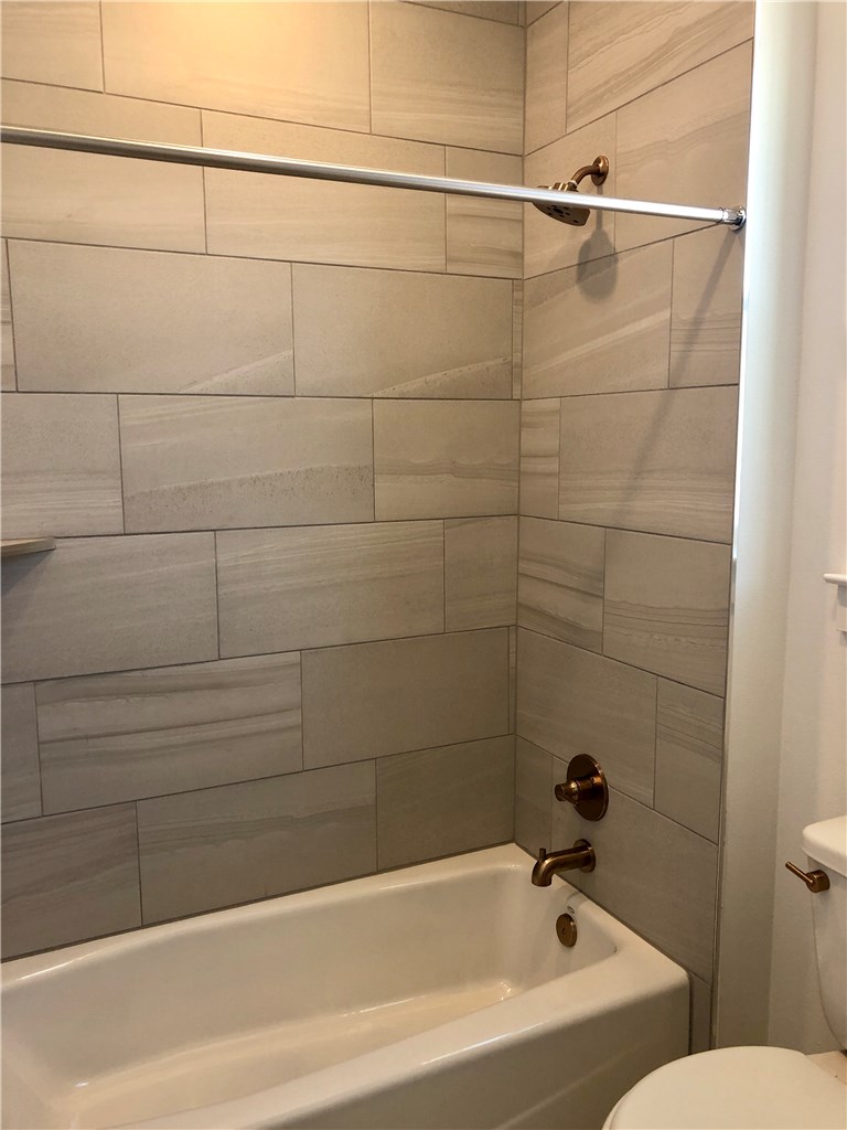 2624 Metcalfe Road, Unit 6 Austin, TX 78741 - Photo 11 of 14 The guest bathroom which features a shower/tub combo