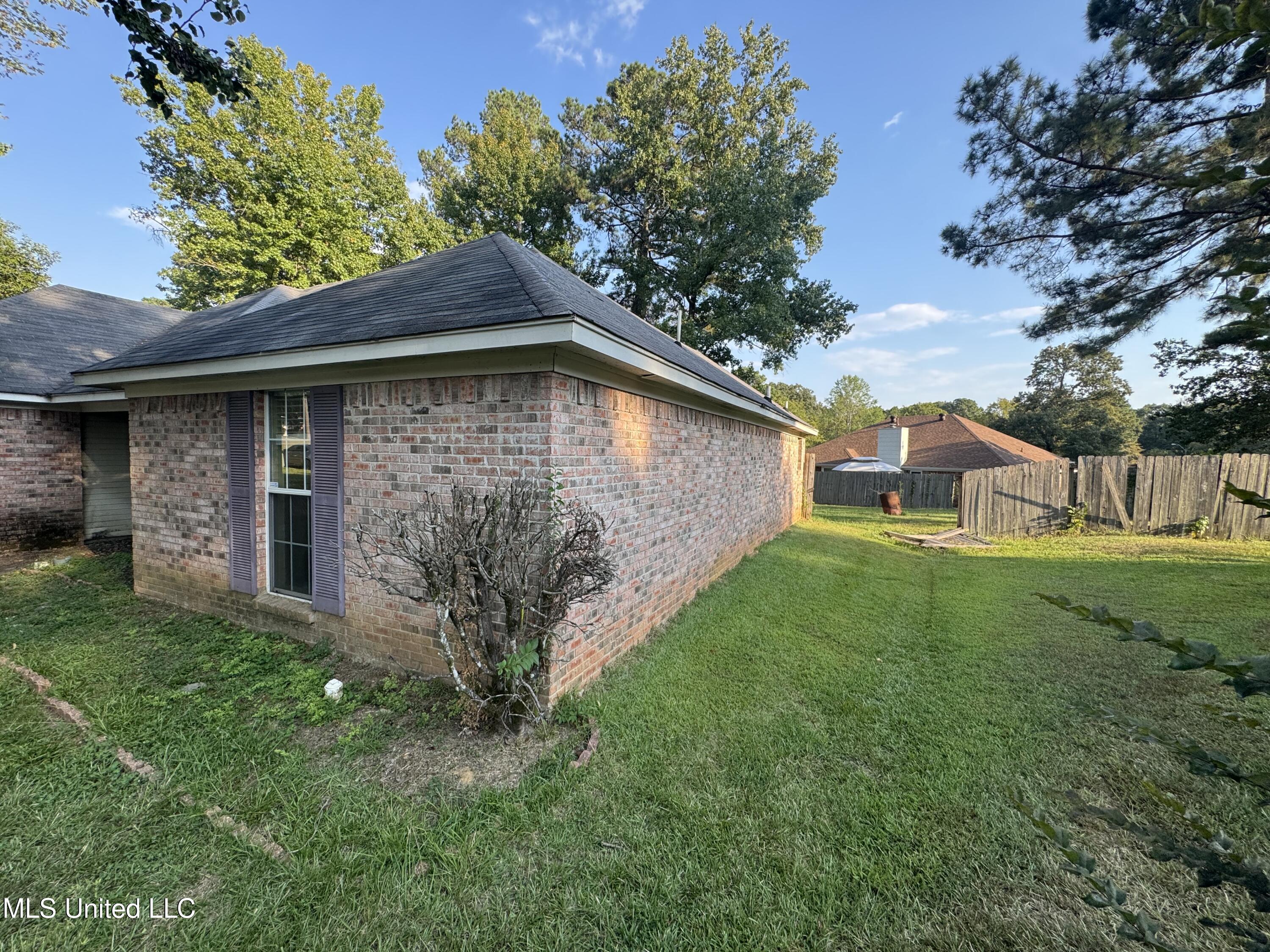 14 Fawn Grove Jackson, MS 39212 - Photo 2 of 21 1