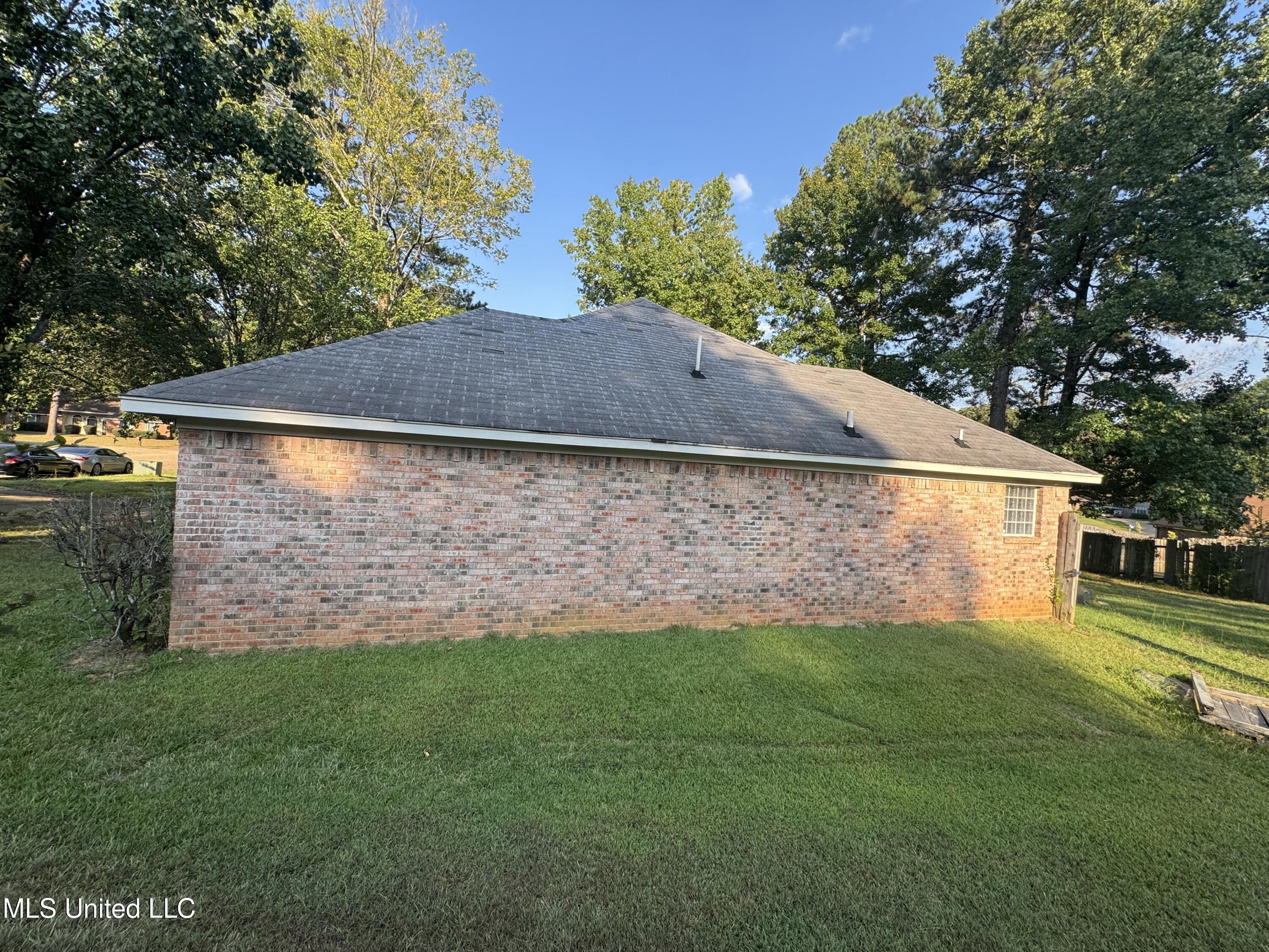 14 Fawn Grove Jackson, MS 39212 - Photo 3 of 21 2